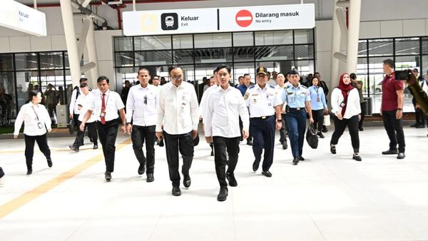 5 Potret Gaya Gibran Cek Stasiun Kereta Cepat Karawang