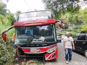 Bus Pariwisata Tabrak Pembatas di Lembang hingga Terperosok ke Parit Bus Pariwisata Tabrak Pembatas di Lembang hingga Terperosok ke Parit