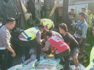 Detik-detik Truk Dihantam Bus Lalu Terguling di Jalan Jogja-Solo Terekam CCTV