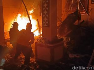 Kantor DPRD Pekalongan Terbakar!