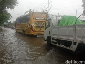Banjir di Depan Unhas Makassar, Jalan Perintis Kemerdekaan Macet 1 Km