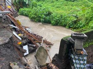 Hujan Deras di Tabanan, Rumah Ambles-Motor Hanyut