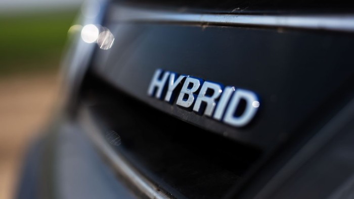 Logo kendaraan beroda empat hybrid.