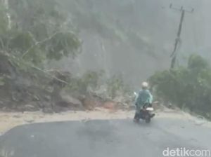 Longsor Tutup Jalan Poros Maros-Bone di Tompo Ladang, Lalin Lumpuh