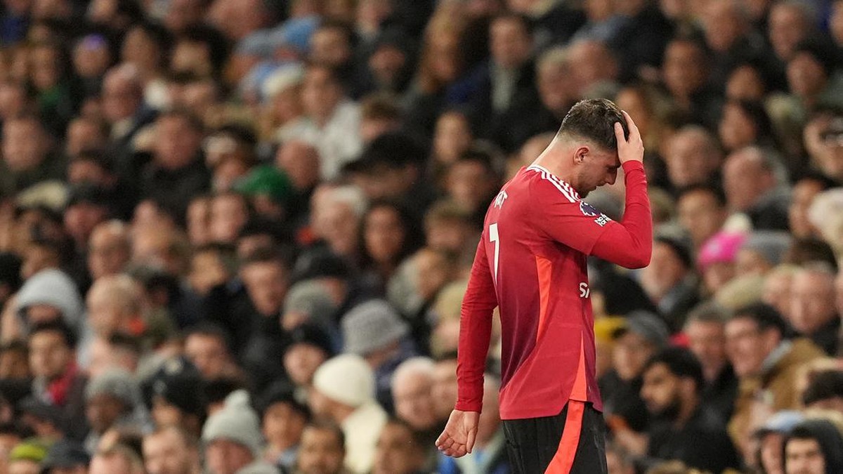 Mason Mount ditarik keluar dari laga derby Manchester akibat cedera. (Foto: Martin Rickett/PA Images via Getty Images)