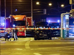 Video Warga Jerman Berduka Setelah Pemobil Tabrak Kerumunan di Pasar Natal
