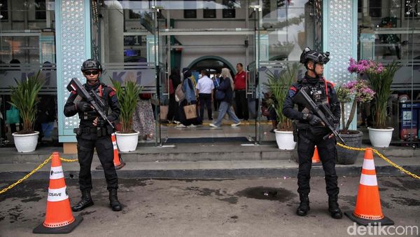 Momen Polisi Bersenjata Laras Panjang Jaga Stasiun Pasar Senen