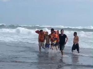 Niat Ambil Kepala Kambing, 1 Pria Nyaris Terseret Ombak Pantai Parangkusumo Niat Ambil Kepala Kambing, 1 Pria Nyaris Terseret Ombak Pantai Parangkusumo