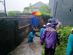 Sejumlah Titik di Denpasar Tergenang Air gegara Drainase Tersumbat Sampah