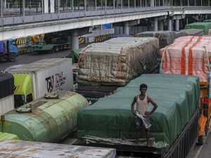Jelang Mudik, Truk Dilarang Nyeberang Lewat Merak Mulai 24 Maret