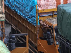 Pelabuhan Merak Terpantau Ramai Lancar Pelabuhan Merak Terpantau Ramai Lancar