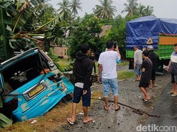 Truk Tabrak Angkot di Polewali Mandar, 4 Emak-emak Luka