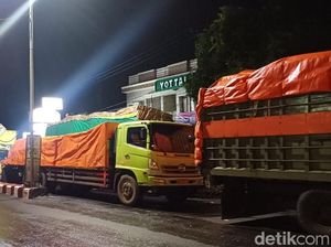 Jalan Poros Pangkep-Barru Sudah 8 Jam Lumpuh Total, Antrean Kendaraan 5 Km Jalan Poros Pangkep-Barru Sudah 8 Jam Lumpuh Total, Antrean Kendaraan 5 Km