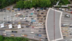 Foto Udara Peningkatan Jumlah Kendaraan di Tol Tangerang - Merak
