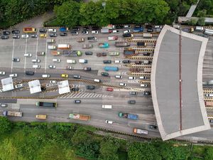 Foto Udara Peningkatan Jumlah Kendaraan di Tol Tangerang - Merak
