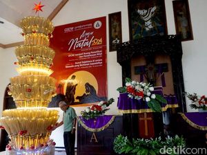 Potret Pohon Natal Sapu Lidi di Jombang Potret Pohon Natal Sapu Lidi di Jombang