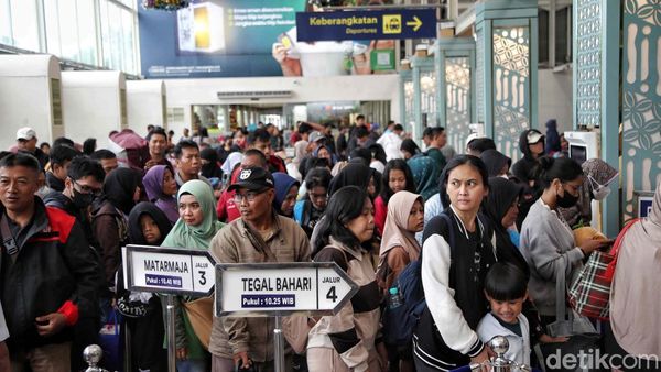 Potret Stasiun Pasar Senen Penuh Pemudik