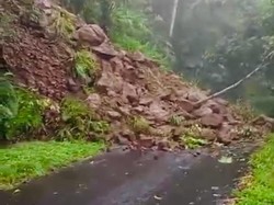 Longsor Timbun Akses Jalan Selat-Manggis Karangasem