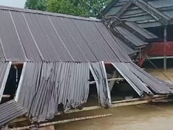 Rumah Warga di Barru Roboh Diterjang Banjir, Ketinggian Air 120 Cm