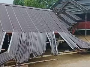 Rumah Warga di Barru Roboh Diterjang Banjir, Ketinggian Air 120 Cm Rumah Warga di Barru Roboh Diterjang Banjir, Ketinggian Air 120 Cm