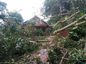 Teriakan Takbir Warga Saat Puting Beliung Menyapu Desa di Ciamis