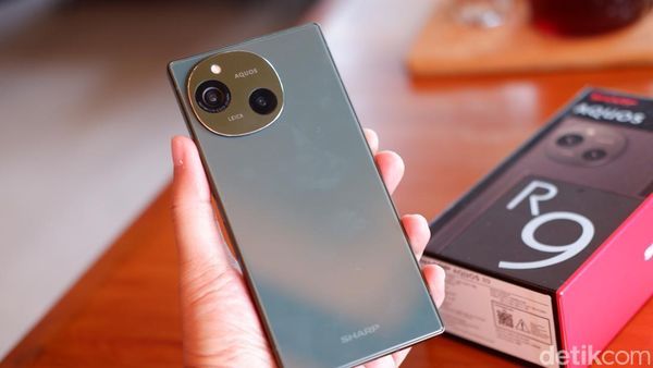 Unboxing Sharp Aquos R9: Bawa Kamera Leica Harga Rp 10 Juta
