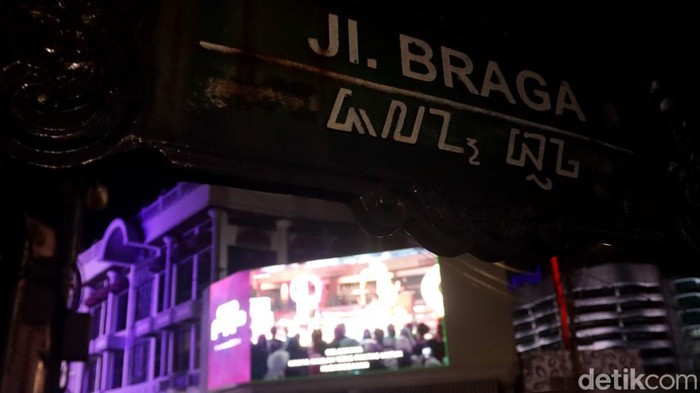 Si Cepot di Jalan Braga, Kota Bandung.