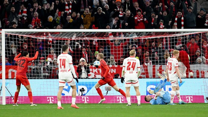 Soccer Football - Bundesliga - Bayern Munich v RB Leipzig - Allianz Arena, Munich, Germany - December 20, 2024 Bayern Munichs Konrad Laimer celebrates scoring their second goal REUTERS/Angelika Warmuth DFL REGULATIONS PROHIBIT ANY USE OF PHOTOGRAPHS AS IMAGE SEQUENCES AND/OR QUASI-VIDEO.