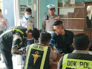 Sopir Bus Peziarah Positif Sabu Saat Tes Urine di Terminal Wisata Pasuruan Sopir Bus Peziarah Positif Sabu Saat Tes Urine di Terminal Wisata Pasuruan