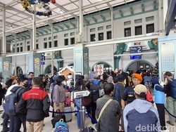 Berjubel Warga di Stasiun Jakarta, Tol hingga Puncak Bogor Jelang Natal