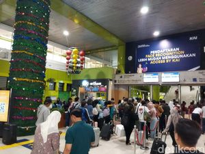 Hari Ini Diprediksi Puncak Libur Natal-Tahun Baru, Stasiun Gambir Ramai