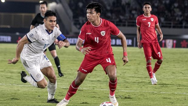 Pesepak bola Timnas Indonesia Kadek Arel Priyatna (kedua kiri) berusaha mengusai bola dibayangi pesepak bola Timnas Filipina Amani Santos Aquinaldo (kiri) saat pertandingan Grup B ASEAN Championship 2024 di Stadion Manahan, Solo, Jawa Tengah, Sabtu (21/12/2024). Indonesia gagal melaju ke semifinal setelah kalah dari Filipina dengan skor akhir 0-1. ANTARA FOTO/Mohammad Ayudha/agr/rwa.