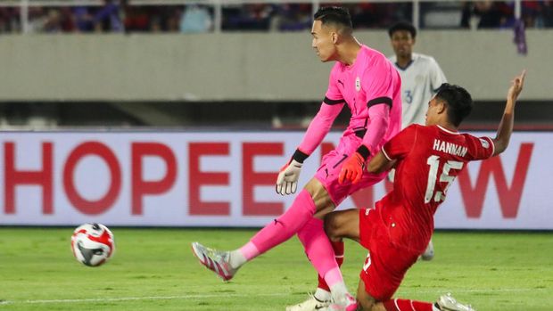 Pesepak bola Timnas Indonesia M Rayhan Hannan (kanan) berusaha merebut bola dari penjaga gawang Timnas Filipina Patrick Phillip Bravo Deyto (kiri) saat pertandingan Grup B ASEAN Cup 2024 di Stadion Manahan, Solo, Jawa Tengah, Sabtu (21/12/2024). ANTARA FOTO/Mohammad Ayudha/agr/rwa.