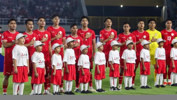 Pesepak bola Timnas Indonesia menyanyikan lagu Indonesia Raya sebelum bertanding melawan Timnas Filipina saat pertandingan Grup B ASEAN Cup 2024 di Stadion Manahan, Solo, Jawa Tengah, Sabtu (21/12/2024). ANTARA FOTO/Mohammad Ayudha/agr/rwa.