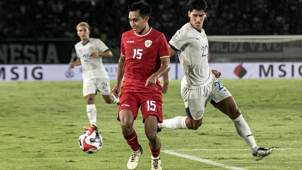 Pesepak bola Timnas Indonesia Muhammad Rayhan Hannan (kedua kanan) berebut bola dengan pesepak bola Timnas Filipina Michael Tribaco Kempter (kanan) saat pertandingan Grup B ASEAN Cup 2024 di Stadion Manahan, Solo, Jawa Tengah, Sabtu (21/12/2024). ANTARA FOTO/Mohammad Ayudha/agr/rwa.
