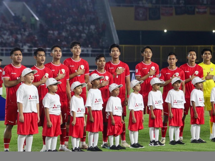 Pesepak bola Timnas Indonesia Rafael William Struick (kedua kiri) berusaha melewati tiga pesepak bola Timnas Filipina Michael Tribaco Kempter (kiri), Zico Alika Lefroy Locquiao Bailey (kedua kanan) dan Adrian Cortes Ugelvik (kanan) saat pertandingan Grup B ASEAN Cup 2024 di Stadion Manahan, Solo, Jawa Tengah, Sabtu (21/12/2024). ANTARA FOTO/Mohammad Ayudha/agr/rwa.