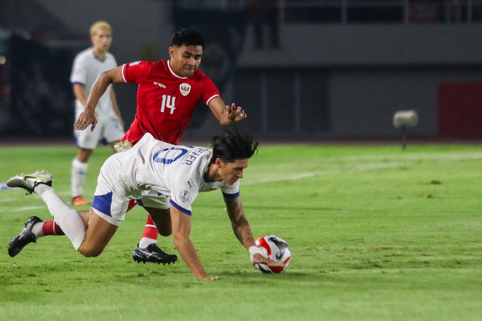Pesepak bola Timnas Indonesia Rafael William Struick (kedua kiri) berusaha melewati tiga pesepak bola Timnas Filipina Michael Tribaco Kempter (kiri), Zico Alika Lefroy Locquiao Bailey (kedua kanan) dan Adrian Cortes Ugelvik (kanan) saat pertandingan Grup B ASEAN Cup 2024 di Stadion Manahan, Solo, Jawa Tengah, Sabtu (21/12/2024). ANTARA FOTO/Mohammad Ayudha/agr/rwa.