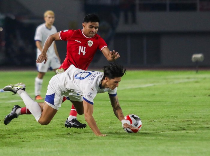 Pesepak bola Timnas Indonesia Rafael William Struick (kedua kiri) berusaha melewati tiga pesepak bola Timnas Filipina Michael Tribaco Kempter (kiri), Zico Alika Lefroy Locquiao Bailey (kedua kanan) dan Adrian Cortes Ugelvik (kanan) saat pertandingan Grup B ASEAN Cup 2024 di Stadion Manahan, Solo, Jawa Tengah, Sabtu (21/12/2024). ANTARA FOTO/Mohammad Ayudha/agr/rwa.
