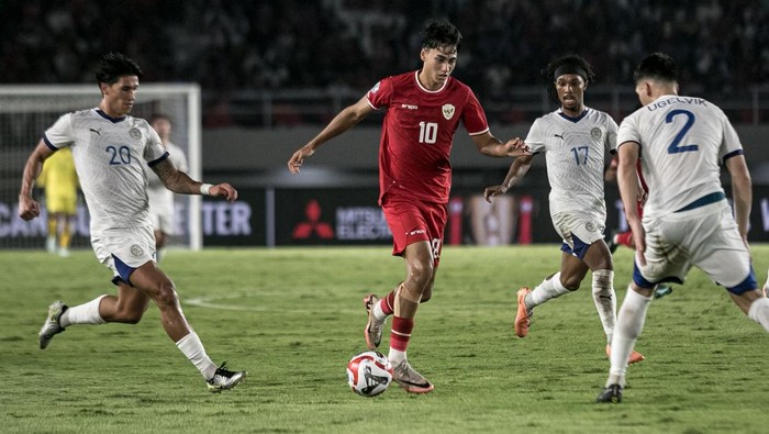 Pesepak bola Timnas Indonesia Rafael William Struick (kedua kiri) berusaha melewati tiga pesepak bola Timnas Filipina Michael Tribaco Kempter (kiri), Zico Alika Lefroy Locquiao Bailey (kedua kanan) dan Adrian Cortes Ugelvik (kanan) saat pertandingan Grup B ASEAN Cup 2024 di Stadion Manahan, Solo, Jawa Tengah, Sabtu (21/12/2024). ANTARA FOTO/Mohammad Ayudha/agr/rwa.