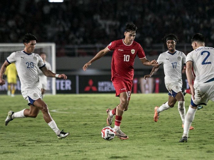 Pesepak bola Timnas Indonesia Rafael William Struick (kedua kiri) berusaha melewati tiga pesepak bola Timnas Filipina Michael Tribaco Kempter (kiri), Zico Alika Lefroy Locquiao Bailey (kedua kanan) dan Adrian Cortes Ugelvik (kanan) saat pertandingan Grup B ASEAN Cup 2024 di Stadion Manahan, Solo, Jawa Tengah, Sabtu (21/12/2024). ANTARA FOTO/Mohammad Ayudha/agr/rwa.