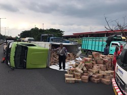 Truk Muat Sampo Terguling di Tol Sidoarjo Bikin Lalin Tersendat
