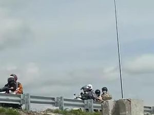 Ending Rombongan Pemotor Wanita Viral Nyelonong ke Tol Fungsional Klaten Ending Rombongan Pemotor Wanita Viral Nyelonong ke Tol Fungsional Klaten