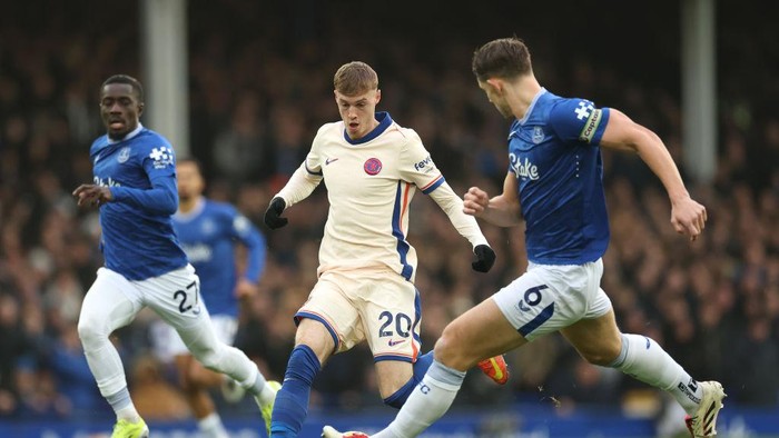 LIVERPOOL, ENGLAND - DECEMBER 22: Cole Palmer of Chelsea runs with the ball whilst under pressure from Idrissa Gueye and James Tarkowski of Everton during the Premier League match between Everton FC and Chelsea FC at Goodison Park on December 22, 2024 in Liverpool, England. (Photo by Jan Kruger - Chelsea FC/Chelsea FC via Getty Images)