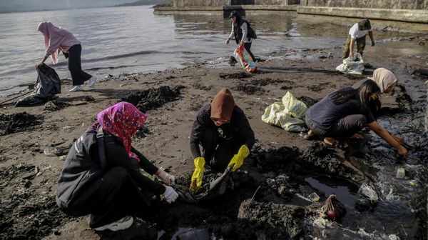 Aksi Bersih-bersih Sampah di Benteng Kalamata Ternate