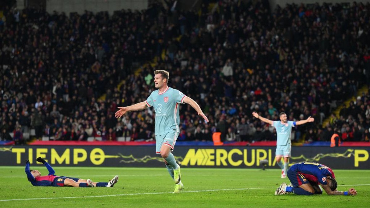 Gol Alexander Sorloth di pengujung laga membuat Barcelona tersungkur. Foto: Getty Images/David Ramos