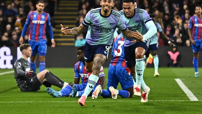 Soccer Football - Premier League - Crystal Palace v Arsenal - Selhurst Park, London, Britain - December 21, 2024 Arsenals Gabriel Jesus celebrates scoring their first goal with Gabriel Magalhaes REUTERS/Dylan Martinez EDITORIAL USE ONLY. NO USE WITH UNAUTHORIZED AUDIO, VIDEO, DATA, FIXTURE LISTS, CLUB/LEAGUE LOGOS OR LIVE SERVICES. ONLINE IN-MATCH USE LIMITED TO 120 IMAGES, NO VIDEO EMULATION. NO USE IN BETTING, GAMES OR SINGLE CLUB/LEAGUE/PLAYER PUBLICATIONS. PLEASE CONTACT YOUR ACCOUNT REPRESENTATIVE FOR FURTHER DETAILS..
