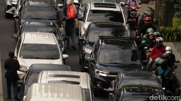 Potret Kepadatan di Jalan Dago Bandung Saat Libur Nataru