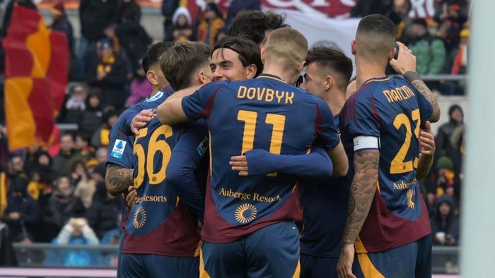 ROME, ITALY - DECEMBER 22: Paulo Dybala of AS Roma celebrates after scoring goal 3-0 during the Serie A match between AS Roma and Parma at Stadio Olimpico on December 22, 2024 in Rome, Italy. (Photo by Silvia Lore/Getty Images)
