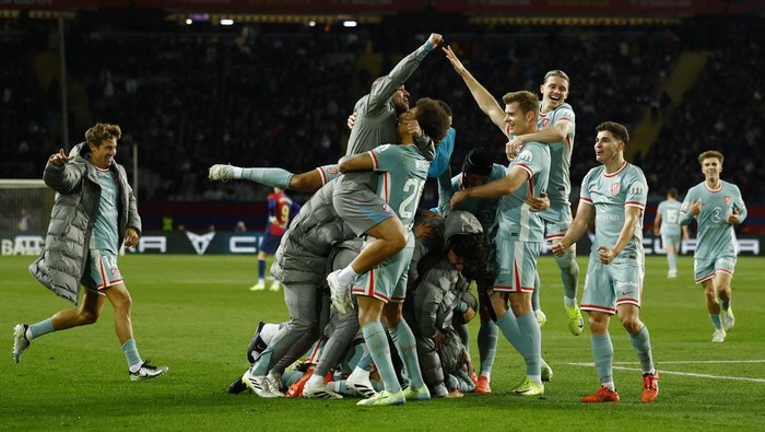 Soccer Football - LaLiga - FC Barcelona v Atletico Madrid - Estadi Olimpic Lluis Companys, Barcelona, Spain - December 21, 2024 Atletico Madrids Alexander Sorloth celebrates scoring their second goal with teammates REUTERS/Albert Gea