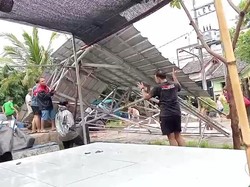 Balai RW Ambruk Saat Pasuruan Dilanda Hujan Deras Angin Kencang